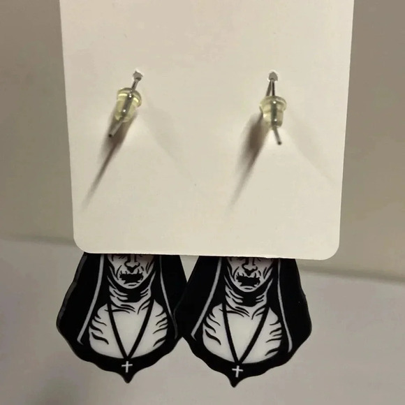The Nun Spooky Acrylic Halloween Earrings - Picture 3 of 3